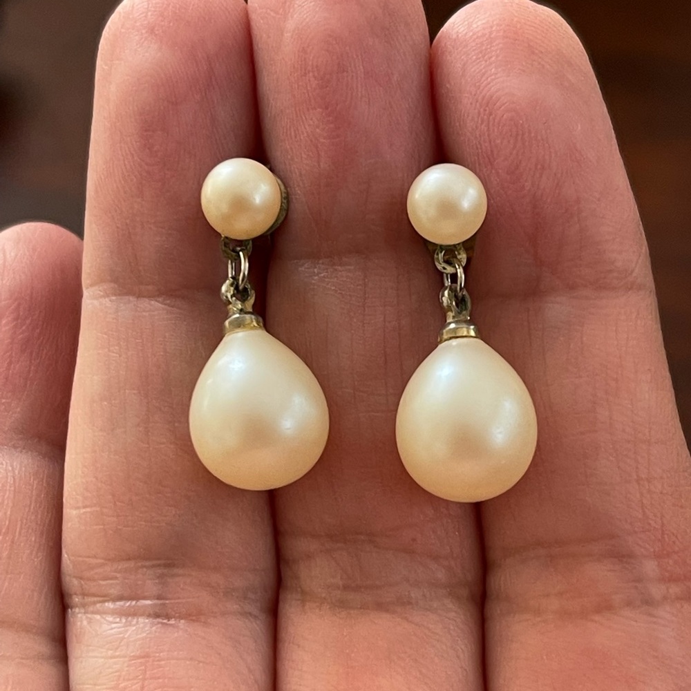 Vintage creamy white faux pearl gold tone drop earrings